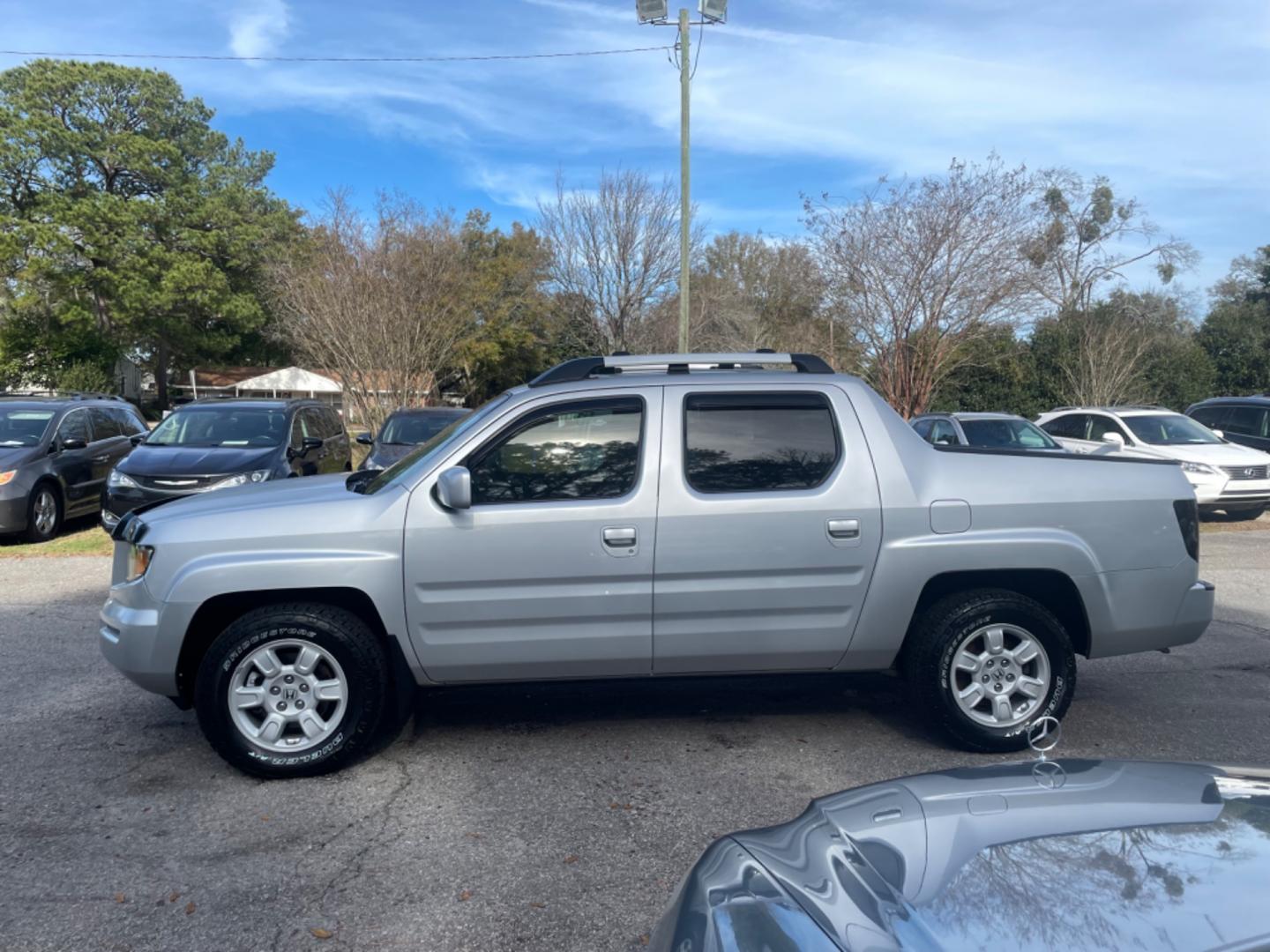 2007 SILVER HONDA RIDGELINE RTS (2HJYK16467H) with an 3.5L engine, Automatic transmission, located at 5103 Dorchester Rd., Charleston, SC, 29418-5607, (843) 767-1122, 36.245171, -115.228050 - Clean & Spacious Interior with 6-Disc CD/AUX/Sat, Dual Climate Control, Power Everything (windows, locks, seats, mirrors), All-weather Mats, Keyless Entry, Tow Package, Alloy Wheels. Clean CarFax (no accidents reported!) Local Trade-in!! 146k miles Located at New Life Auto Sales! 2023 WINNER for Po - Photo#3